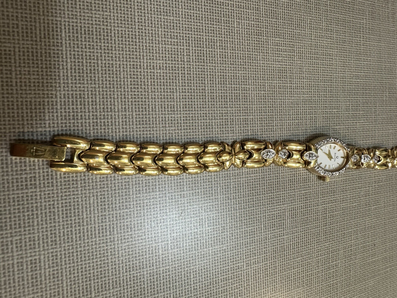 VINTAGE 7″ BULOVA 98R34 LADIES DIAMOND ACCENT BEZEL WATCH