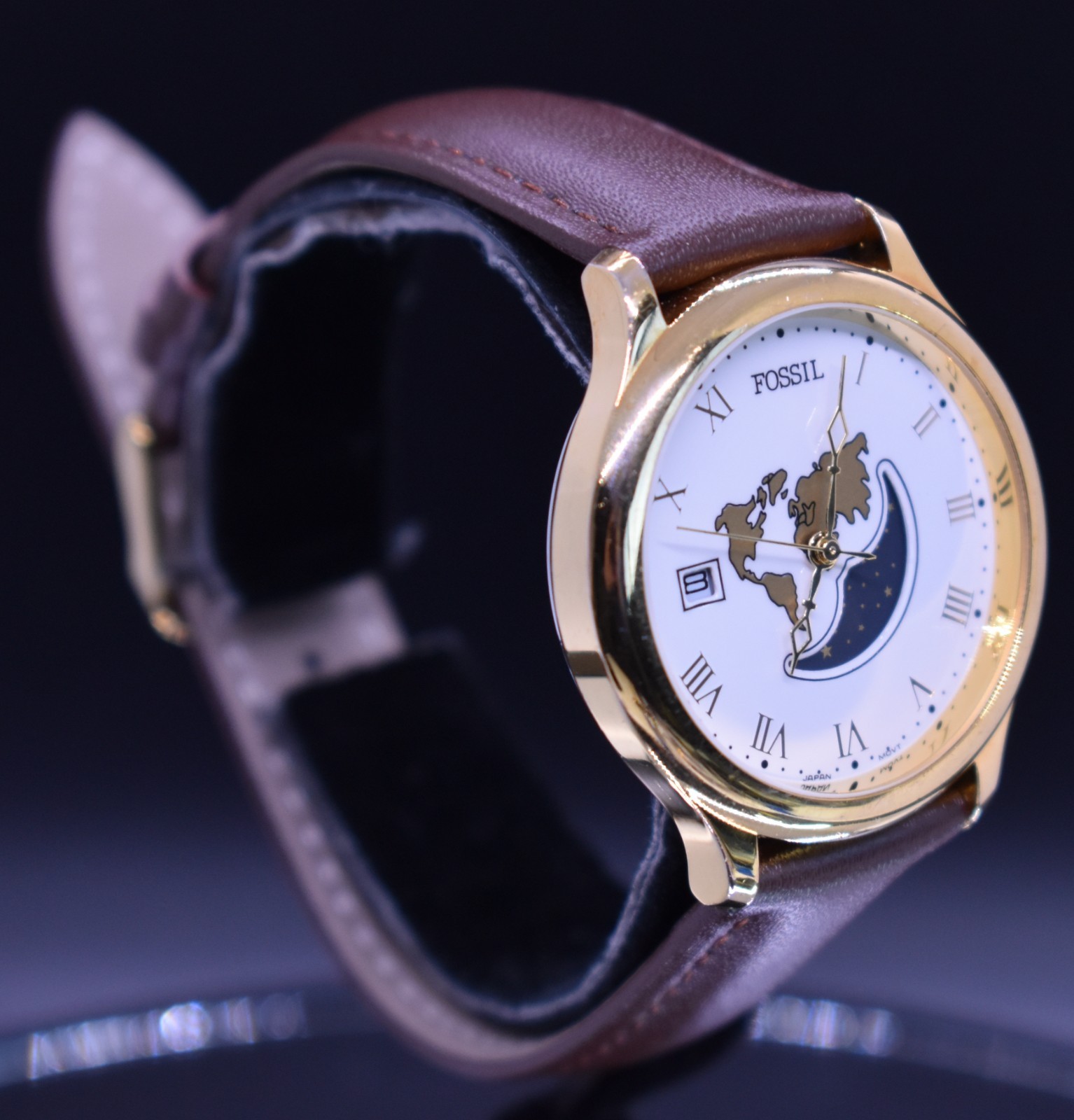 Vtg FOSSIL MOON PHASE World Map Watch 1990’s Roman Numerals Date Dial Gold Tone