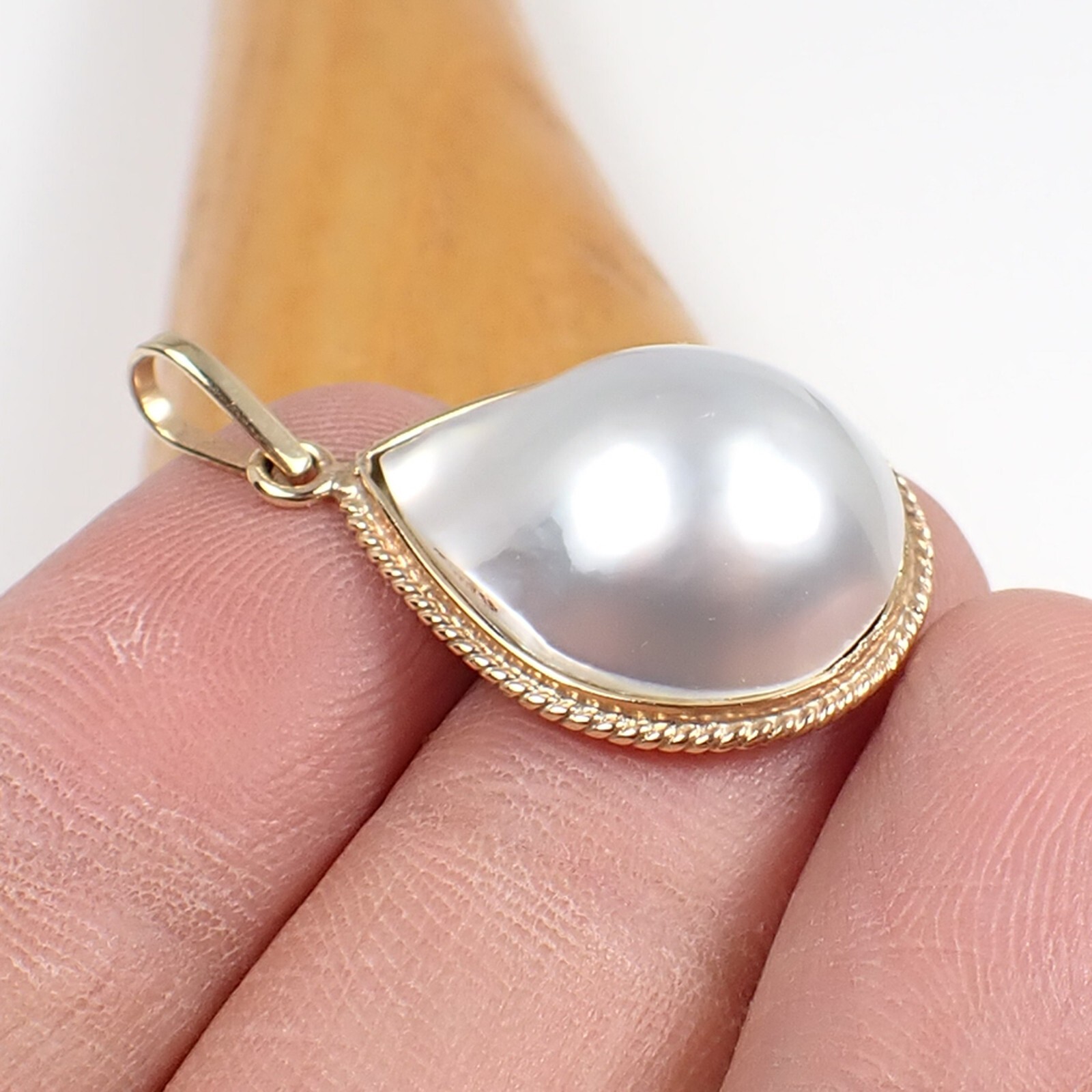 Teardrop 20x16mm Australian Mabe Pearl Bezel Pendant 375 9k Yellow Gold, MPP99
