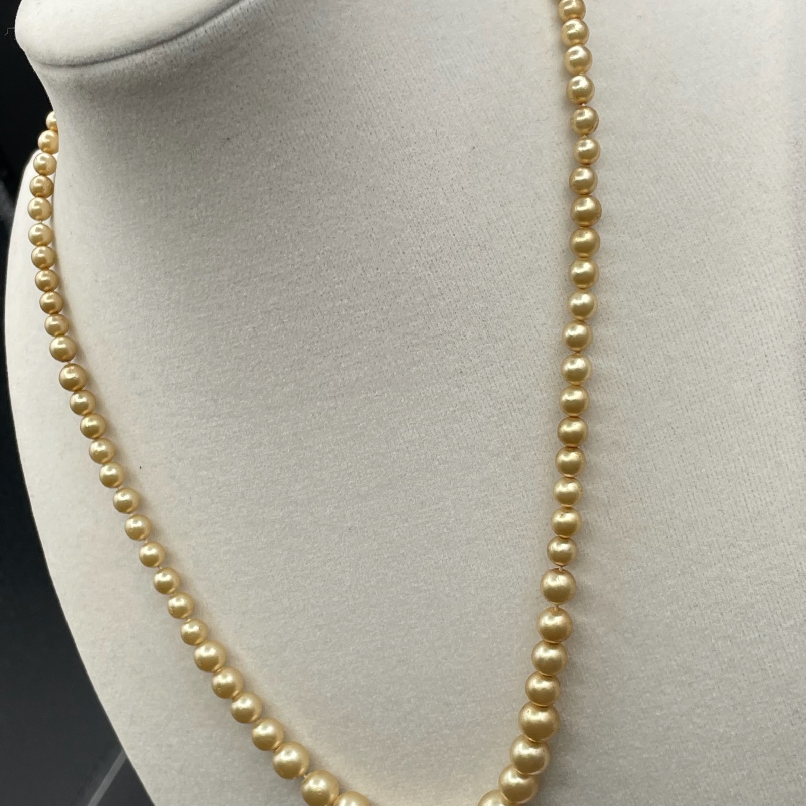 Vintage Cream Classic Fashion Graduated Pearl Beaded Push Lock Necklace