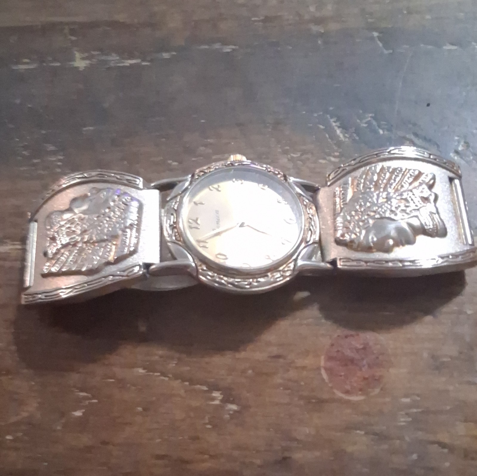 Women’s Silver Tone Analog Wristwatch White Dial Arabic Numerals Metal Bracelet