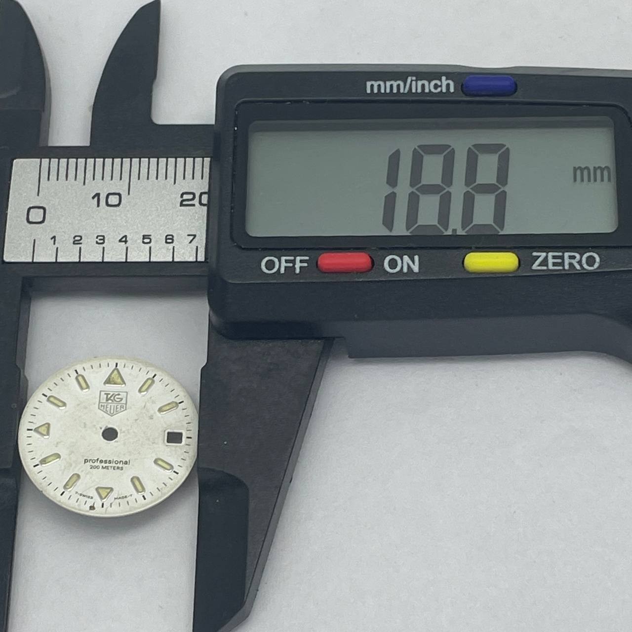 TAG HEUER 200 METERS WHITE DIAL BATON NON NUMERIC HOUR MARKS 18.8MM