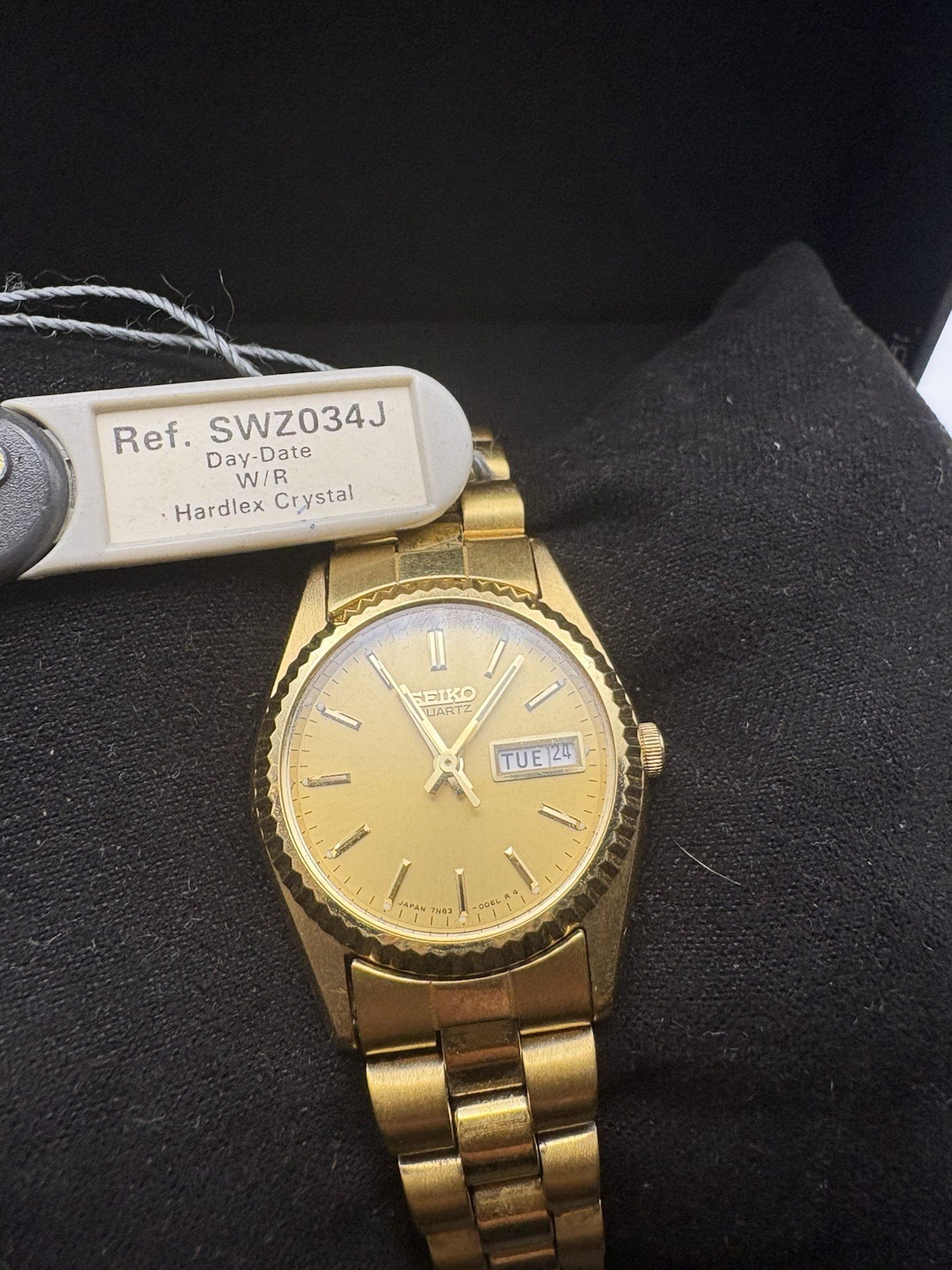 Seiko SWZ034J Quartz Men’s Gold Dial Stick Indices Day/Date Bracelet