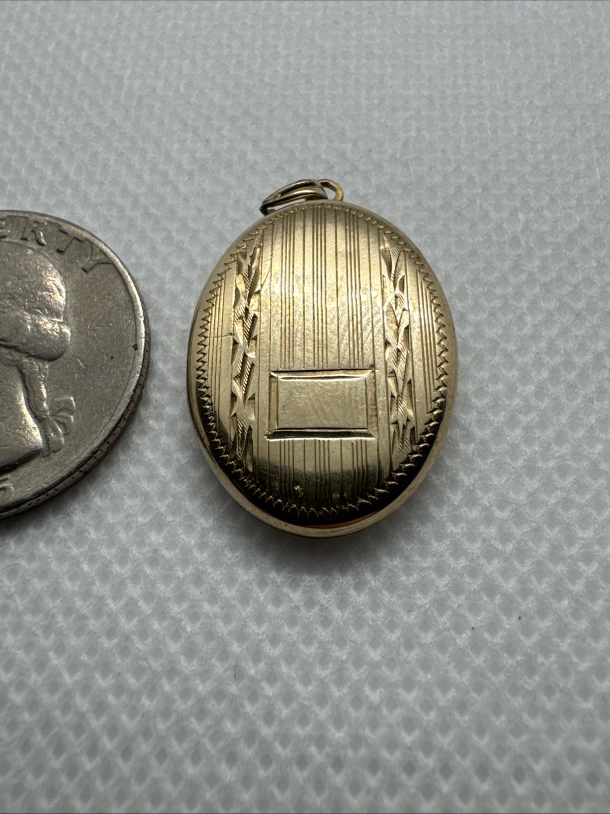 10K Yellow Gold Esemco Vintage Oval Locket Etched w/ Photos 3.17 grams Heirloom