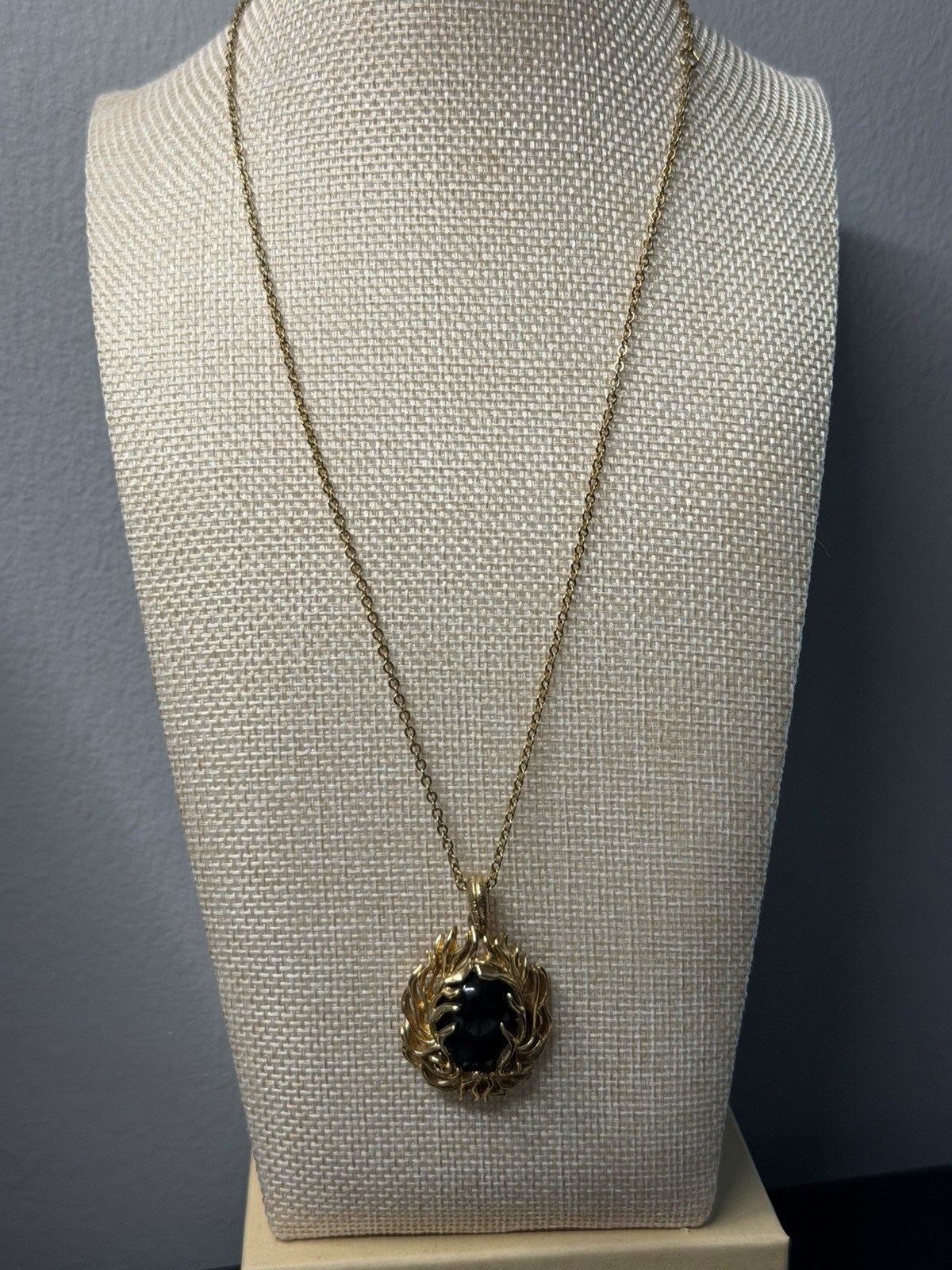 Gold Tone Cable Chain with Oval Black Onyx Pendant 6 in , excellent condition