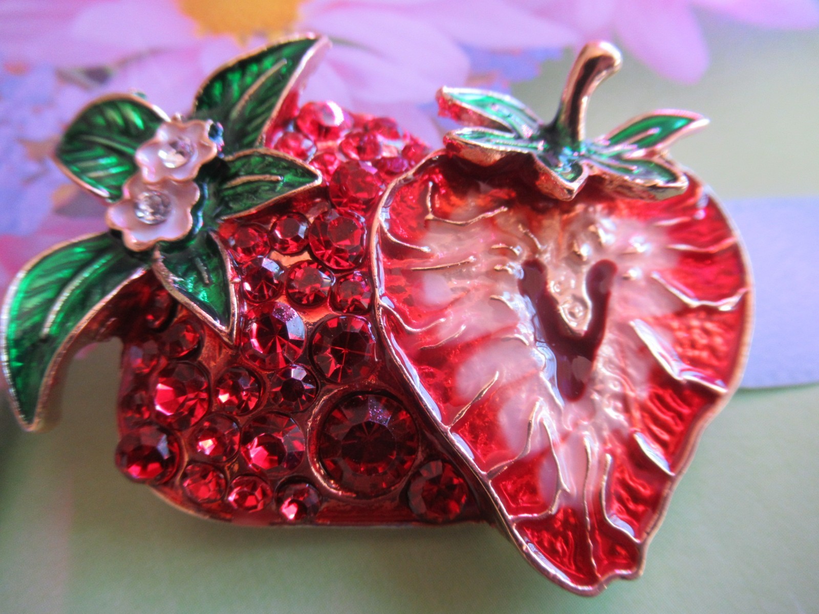 LOVEY RED CRYSTAL & ENAMEL FRUIT STRAWBERRIES SLICED STRAWBERRY BROOCH NEW