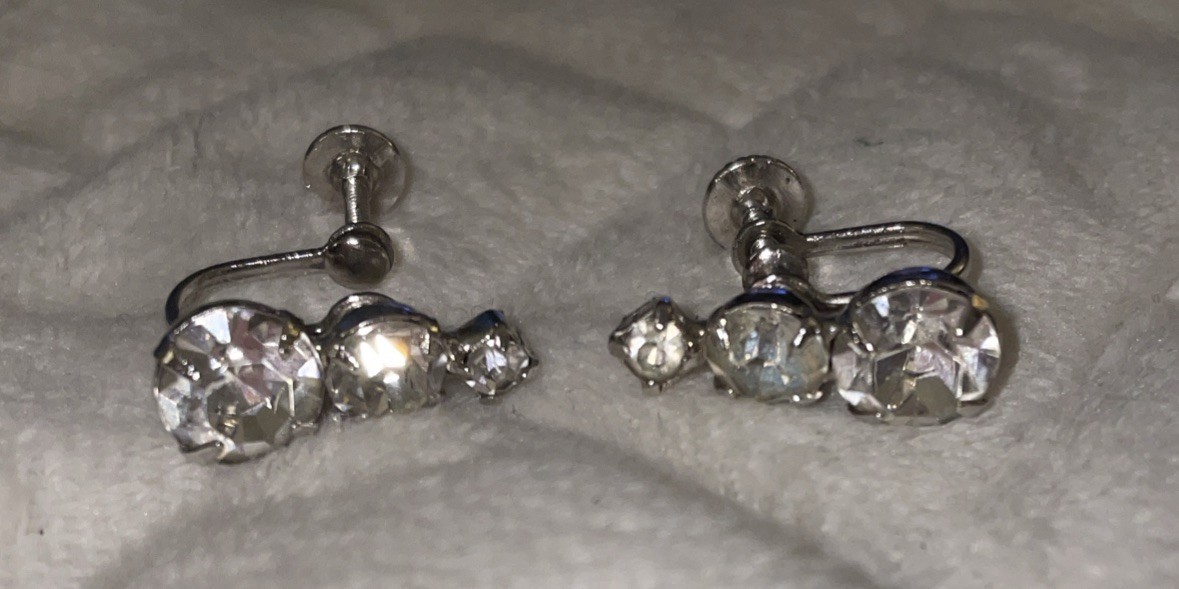 vintage pair With 3 graduating Rhinestones in silver-tone earrings 1950s LP