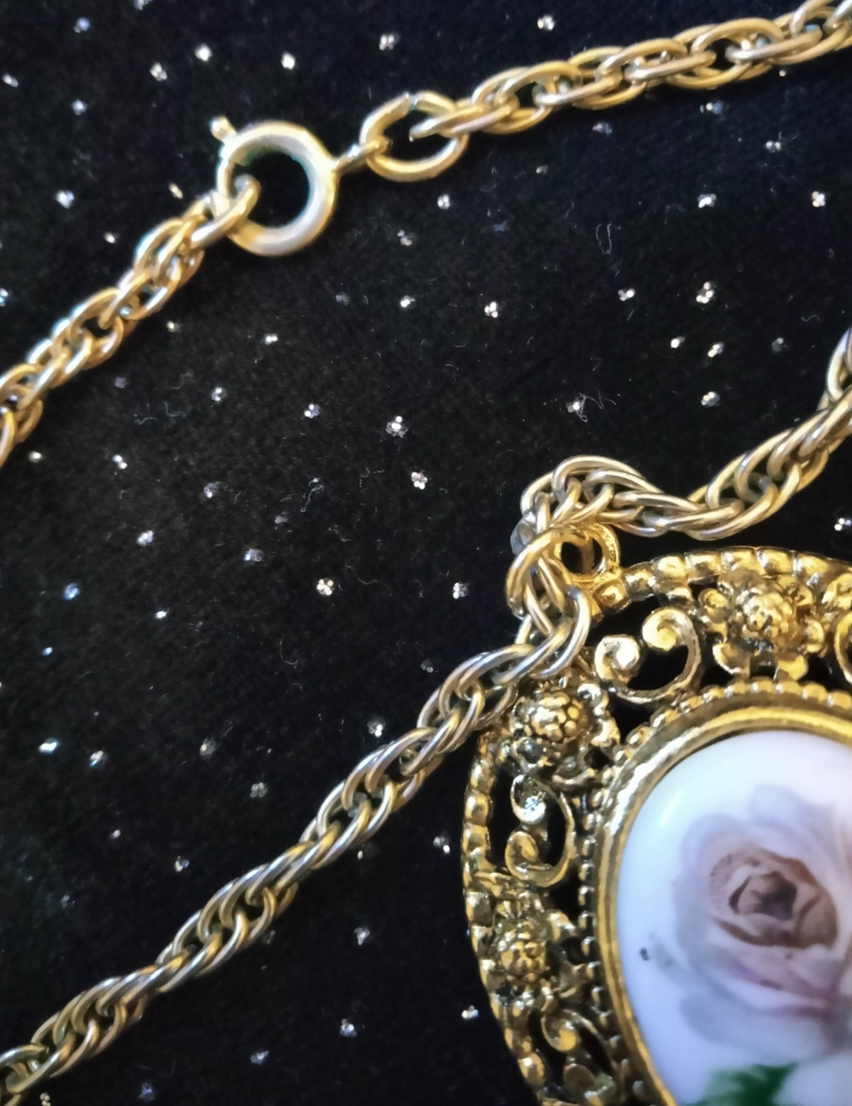 CAMEO NECKLACE PALE PINK ROSE, GOLD COLOR CHAIN APPROX. 24″ VICTORIAN, BEAUTIFUL