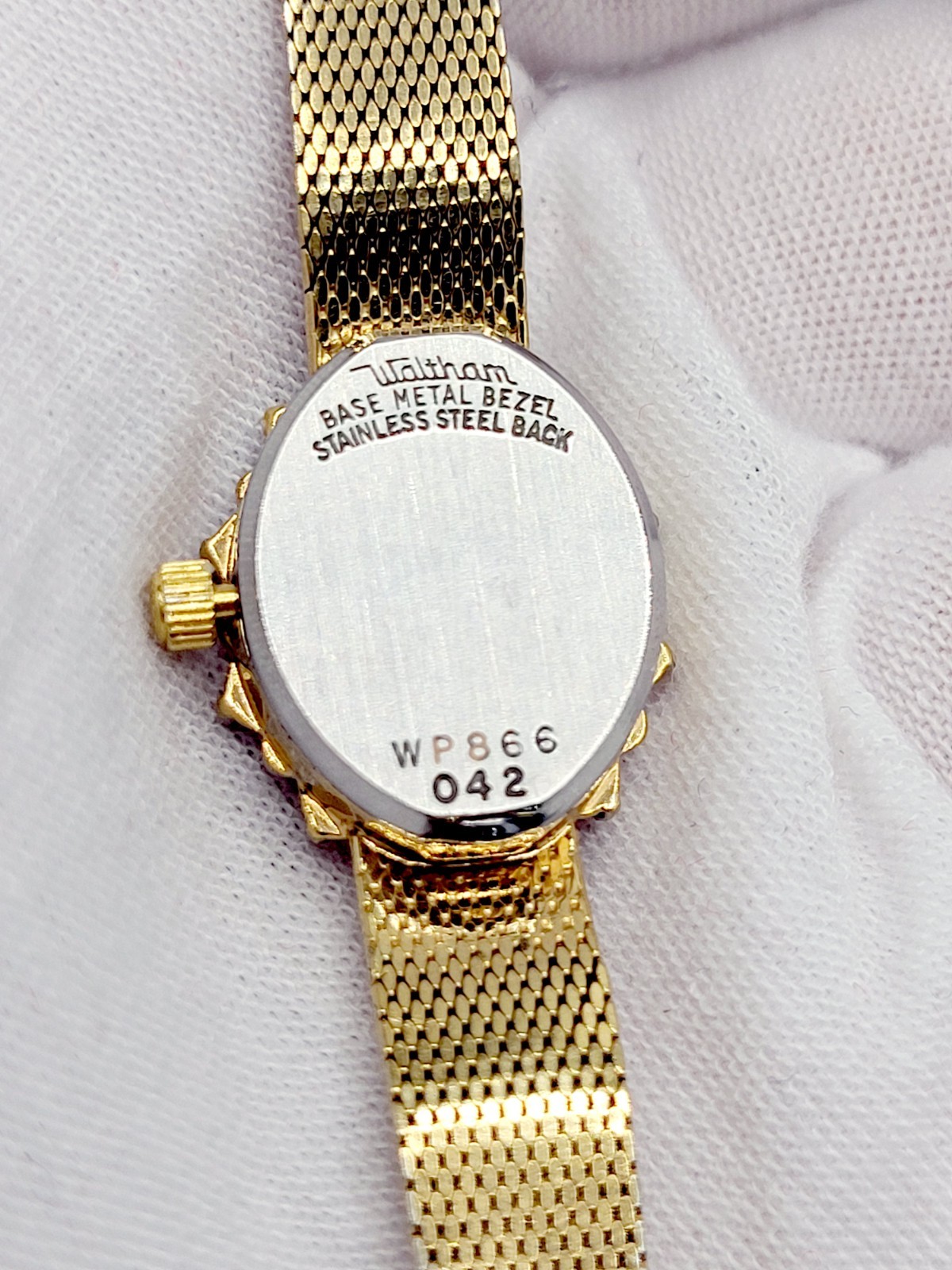 Waltham Ladies Watch Quartz 1990 Vintage Gold Tone Diamond Bezel Mesh Band RUNS