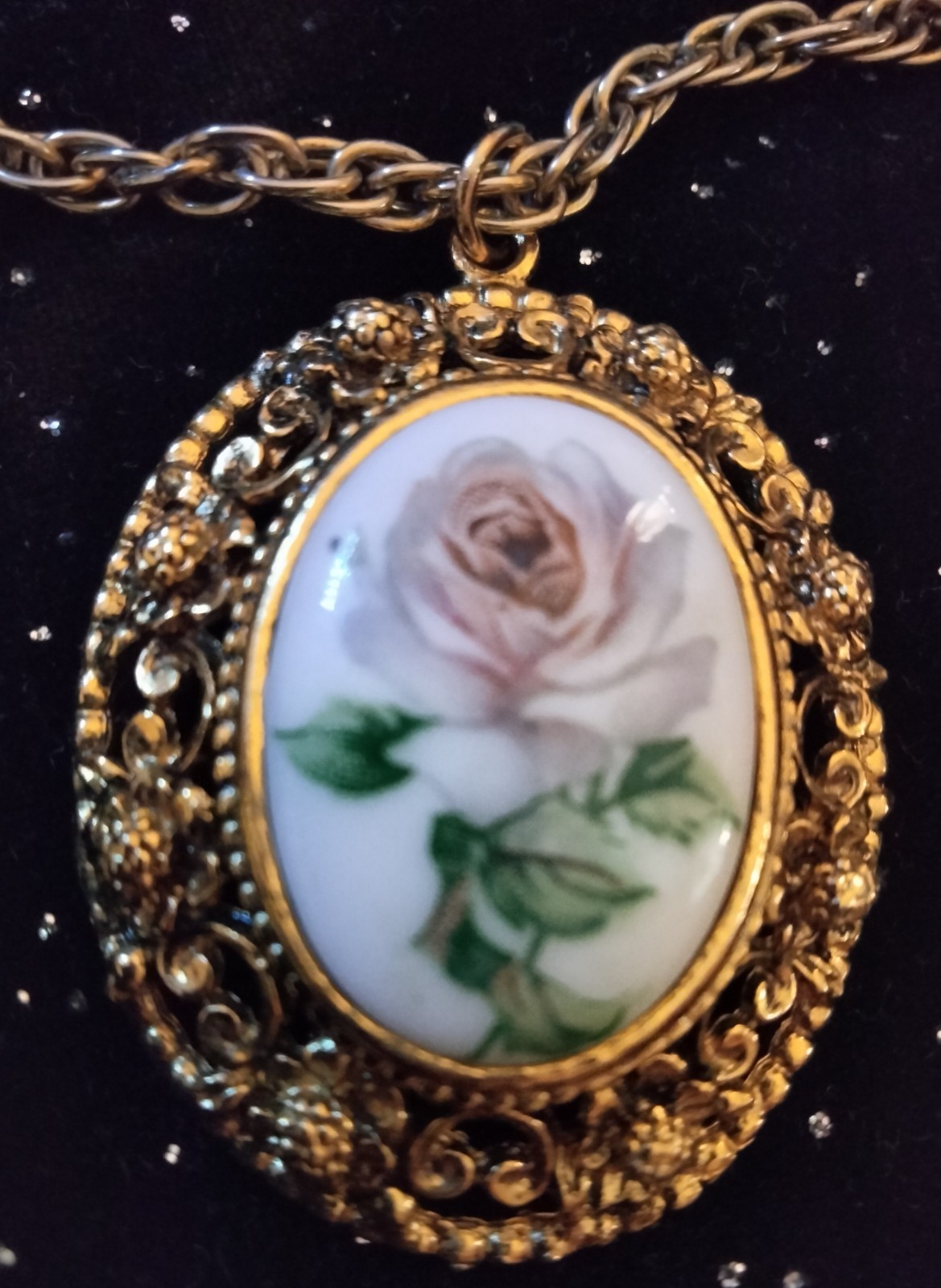 CAMEO NECKLACE PALE PINK ROSE, GOLD COLOR CHAIN APPROX. 24″ VICTORIAN, BEAUTIFUL