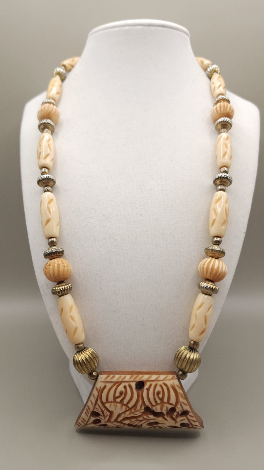 VTG Hand Carved Bovine Bone Ethnic Tribal Necklace Fluted Bead Floral Pendant