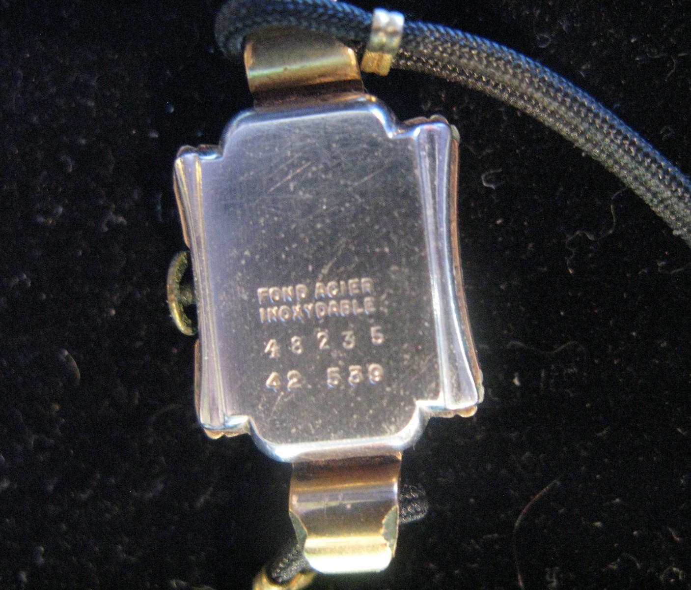 Fond Acier Inoxydable 48235 Vintage Womans Wristwatch Black Band NOT WORKING
