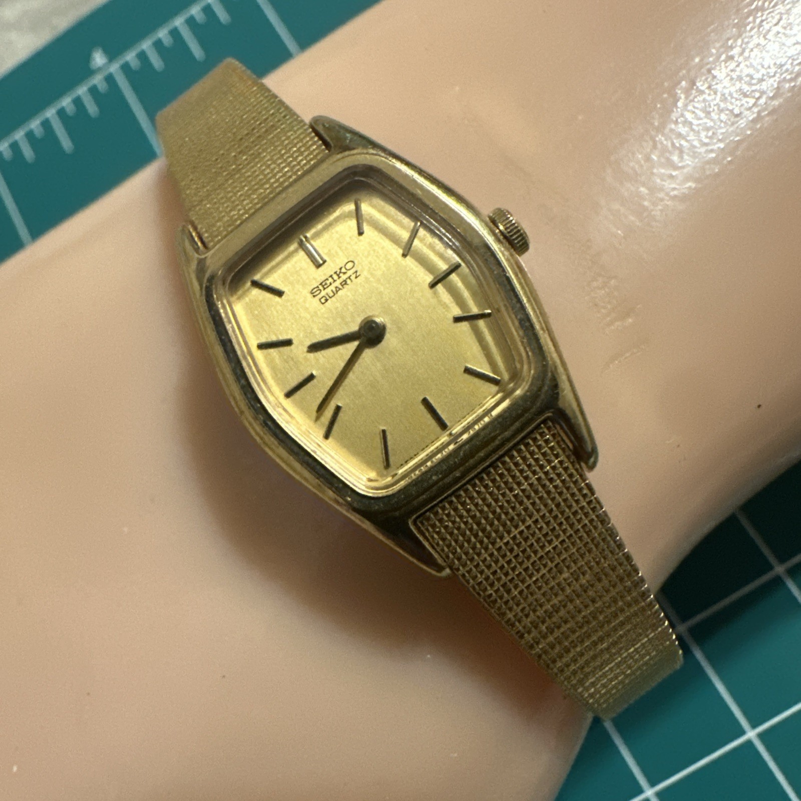Vintage Seiko Watch Women’s Classic Luxury Gold Tone 2C20-6440 Gold Dial
