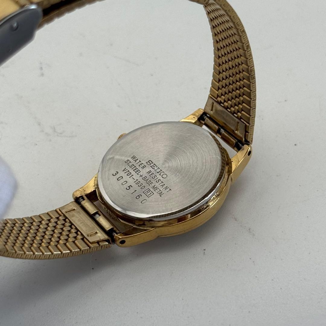 SEIKO new battery wristwatch working item V701 1930 bracelet