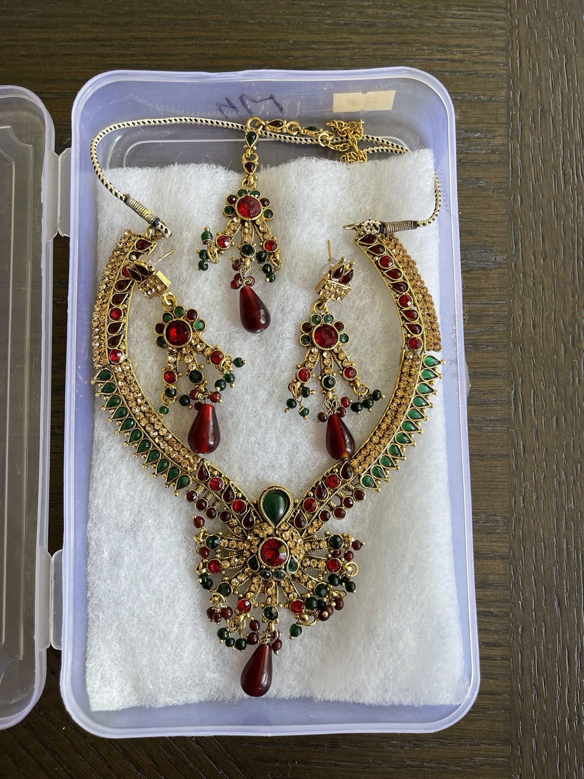Gold Tone Red & Green Stone Jewelry Set Necklace w/Earrings & Tikka. Gently used