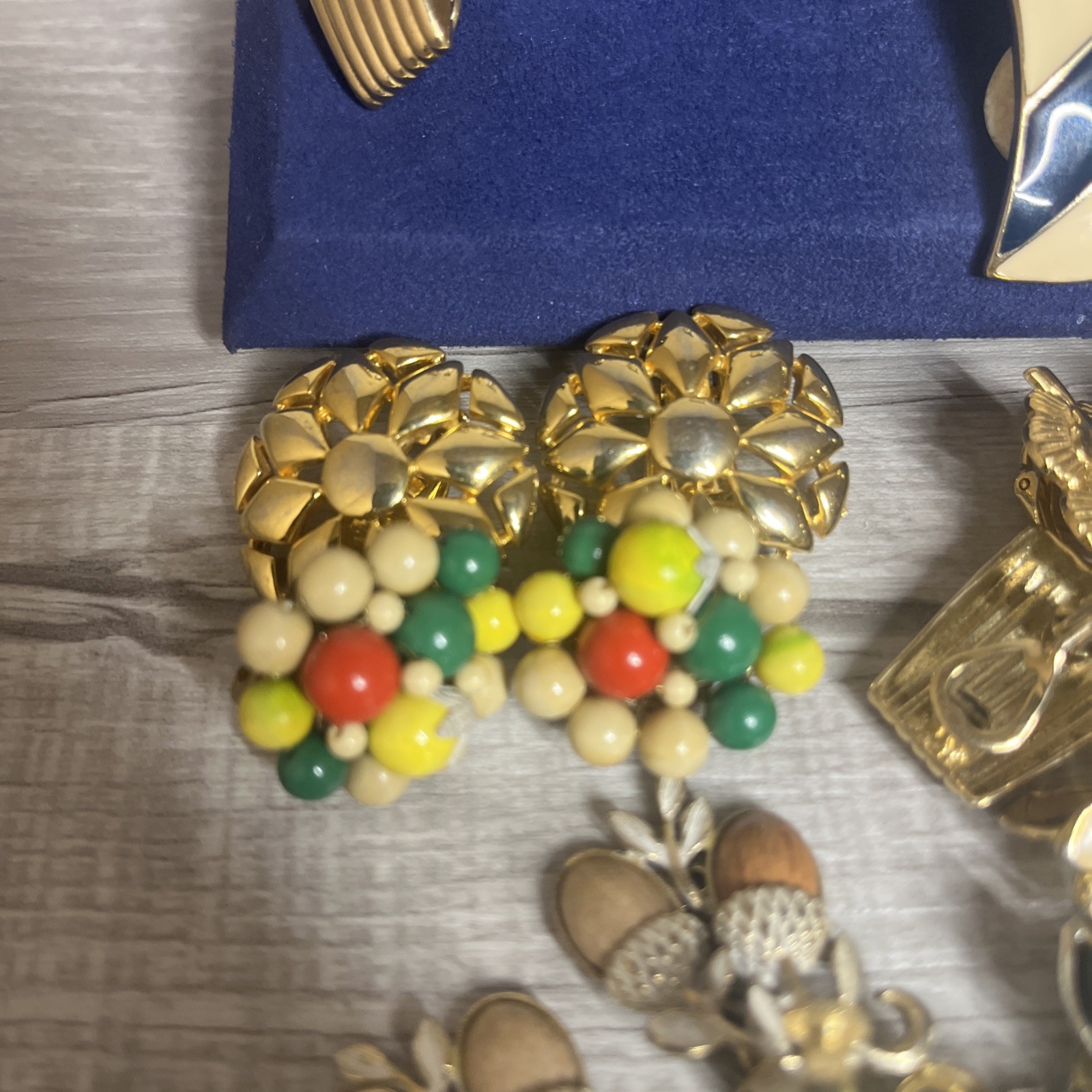ESTATE JEWELRY 26 PAIR GOLD TONE CLIP SCREW BACK EARRINGS SIGNED/UNSIGNED