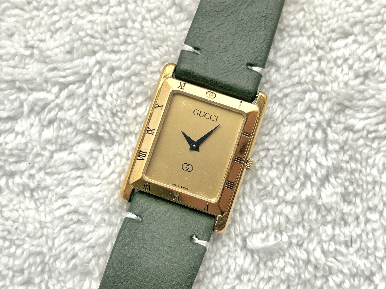 Vintage Gucci 4200L Gold Plated Quartz Batter-Powered Swiss Made Watch