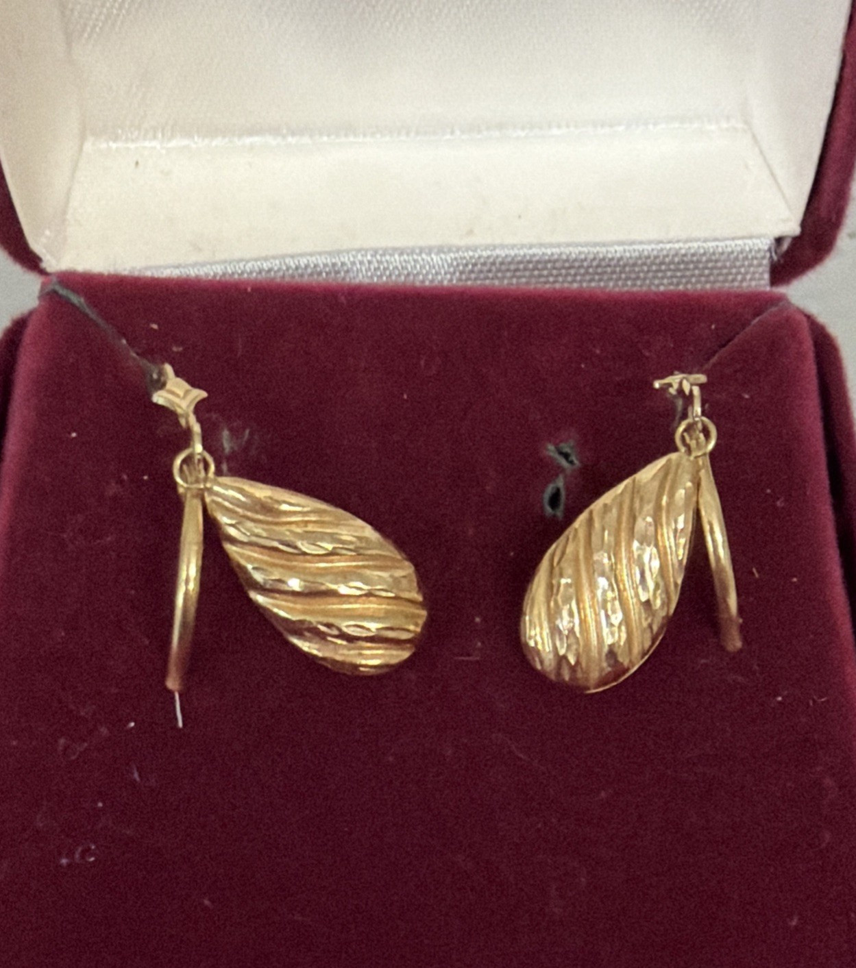 Beautiful Stamped 14K Dangly Yellow Gold Pierced Earrings 1″ 1.4 grams