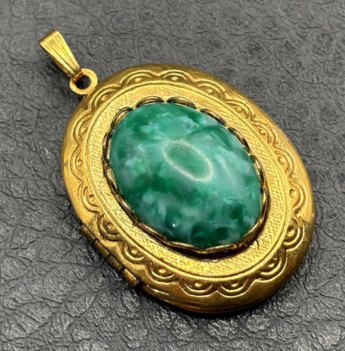 Vintage Gold Tone Marbled Speckled Green Cabochon Oval Locket Etched Pendant