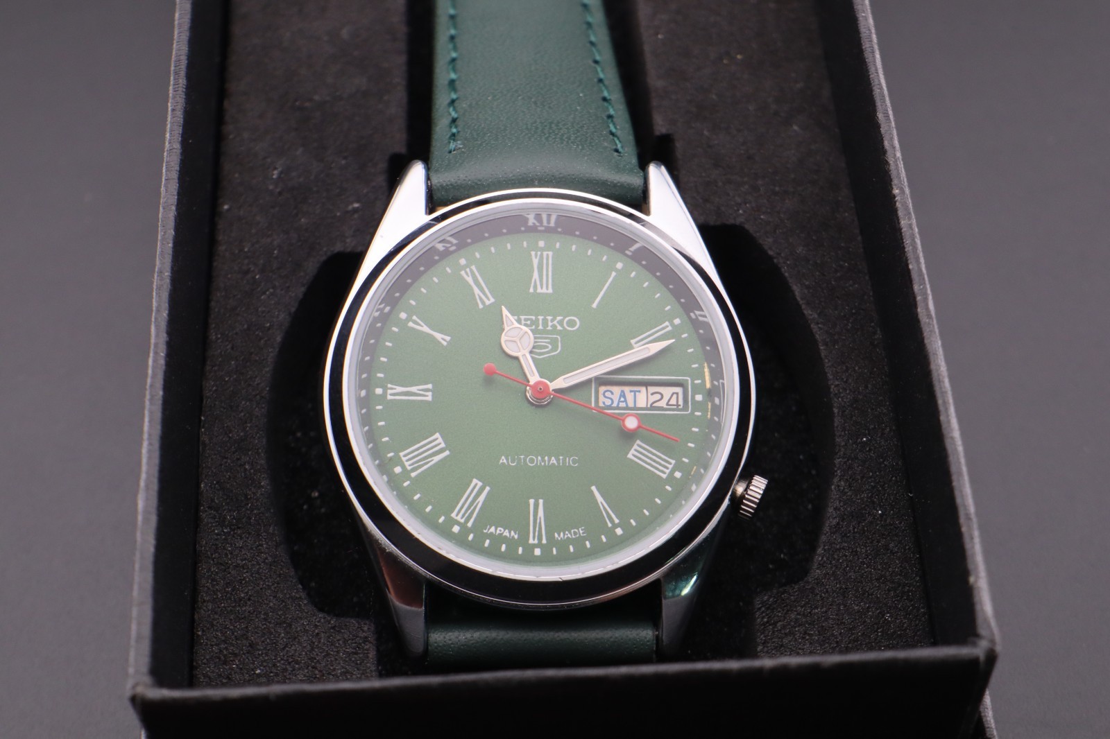 Vintage Seiko 5 Automatic 7009A Japan Made Men’s Wrist Watch, Day/Date