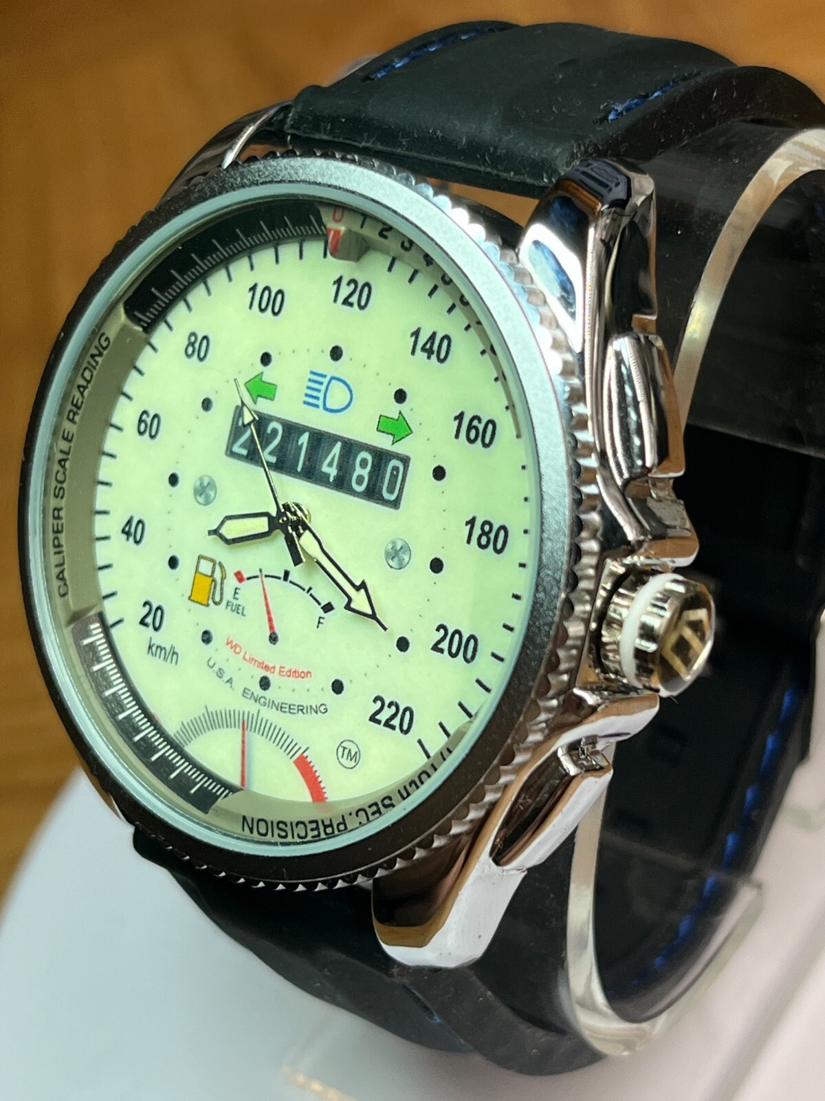 New Watch Quartz Speedometer Luminous Dial 48mm Silver Case 24mm Silicone Band