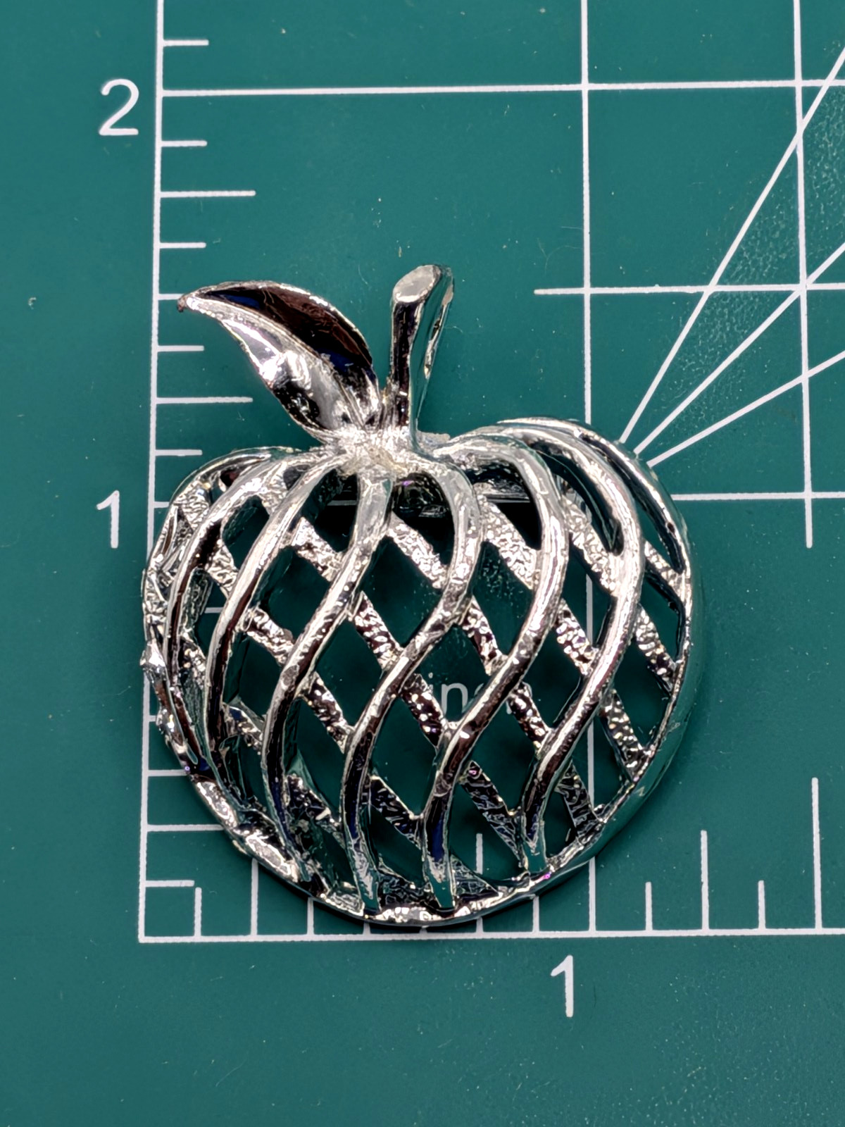 Vintage Signed Gerry’s Apple Brooch Pin Pendant Silver Tone Lattice Weave Fruit