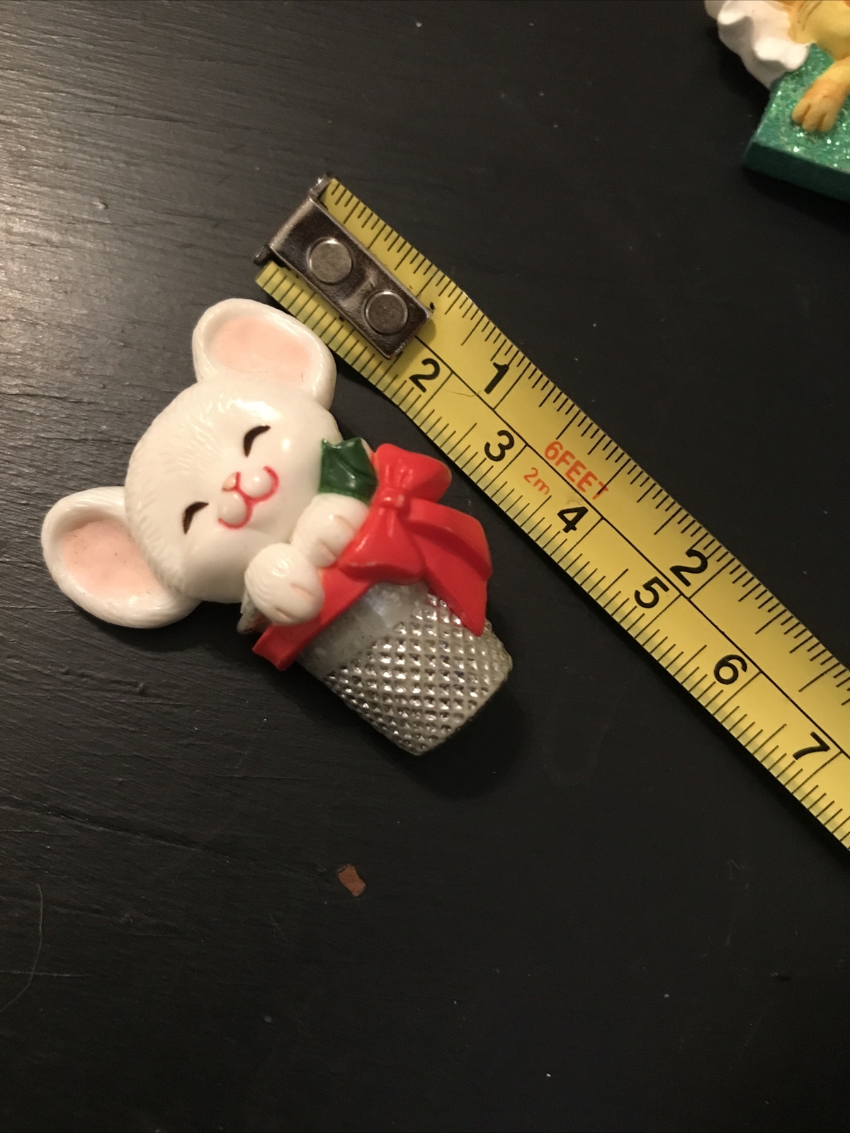 Hallmark Cards Mouse in Thimble Red Bow & Holly Christmas Pin Brooch VTG 1983