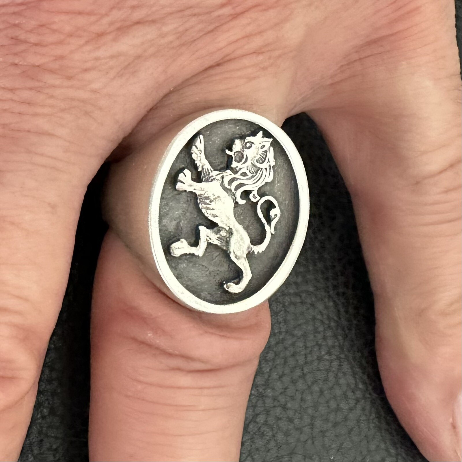MJG STERLING SILVER LARGE RAMPANT LION OVAL TOP RING @ 1″. 26 GRAMS. SIZE 10+