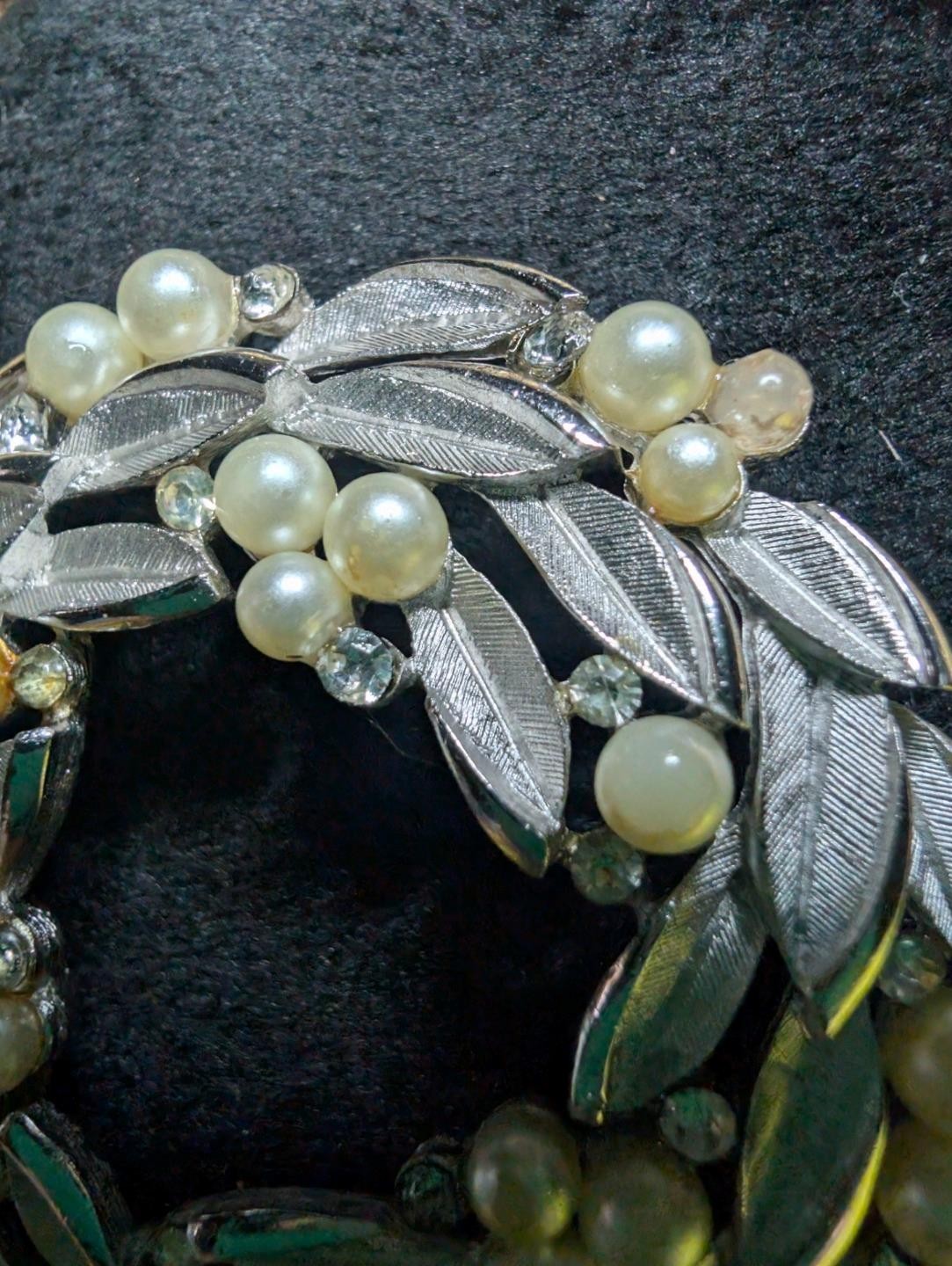 Vintage Trifari Pearl Rhinestone Leaf Wreath Brooch Signed © Mid Century Bling T