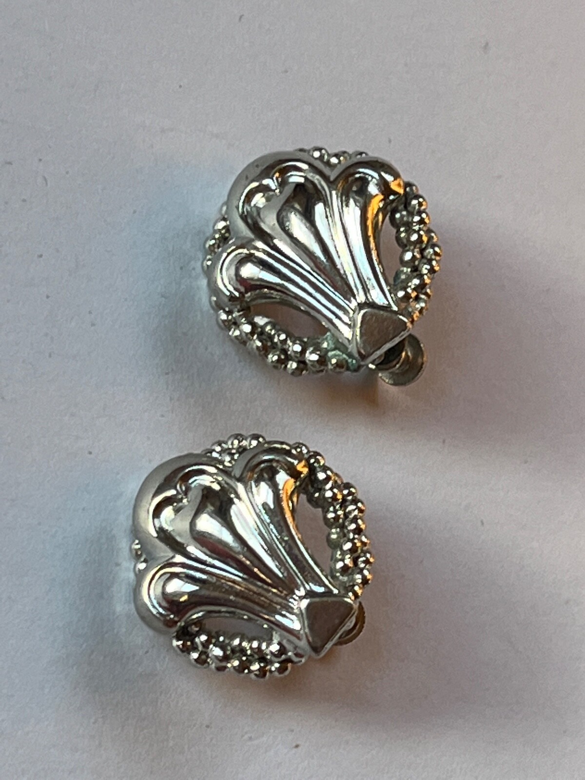Vintage Silvertone Tiny Open Circle w Abstract Fan Screwback Earrings – 0.75 in