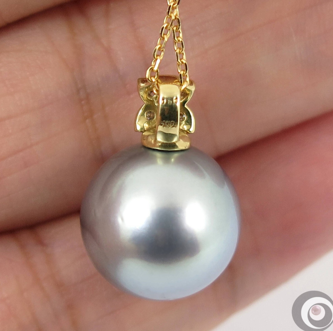 13.7mm Mirror Luster Tahitian Pearl Pendant, 18K Solid Gold with Diamonds #P5819