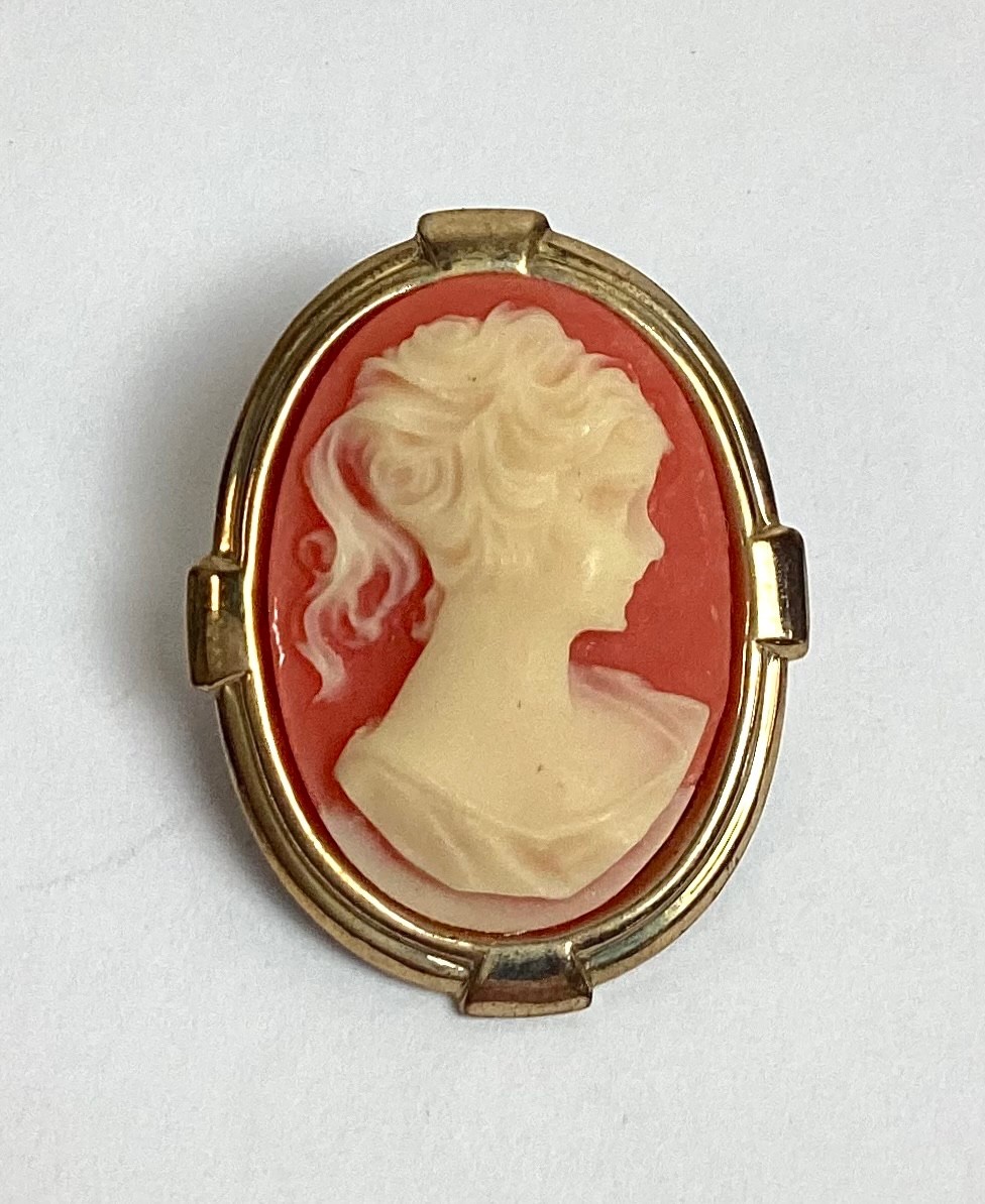 Vintage Gold-Tone Red & White Design Cameo Brooch 1″ x 0.75″ Inches