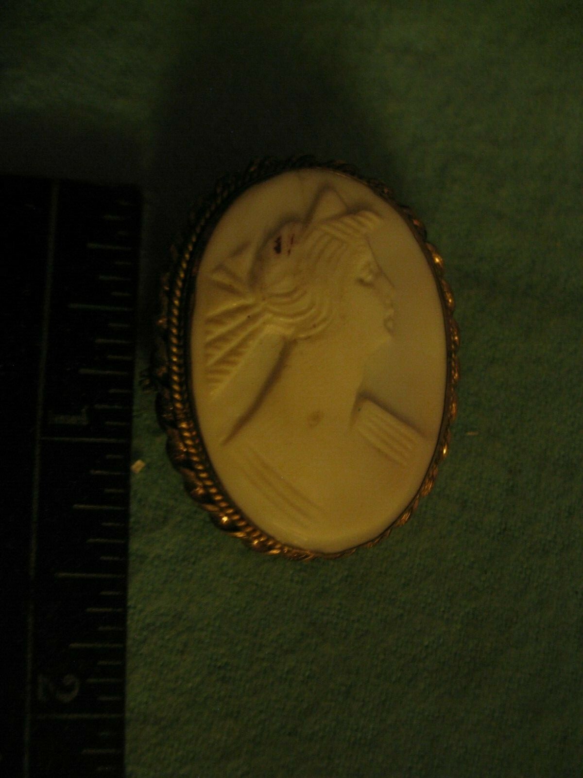 Detailed Shell Cameo Brooch Set in Gold