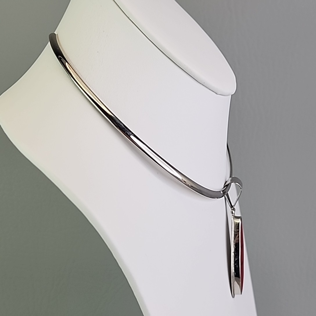 Torque Necklace Floating Pendant Red Howlite Stone Silver Tone Choker 15.5″