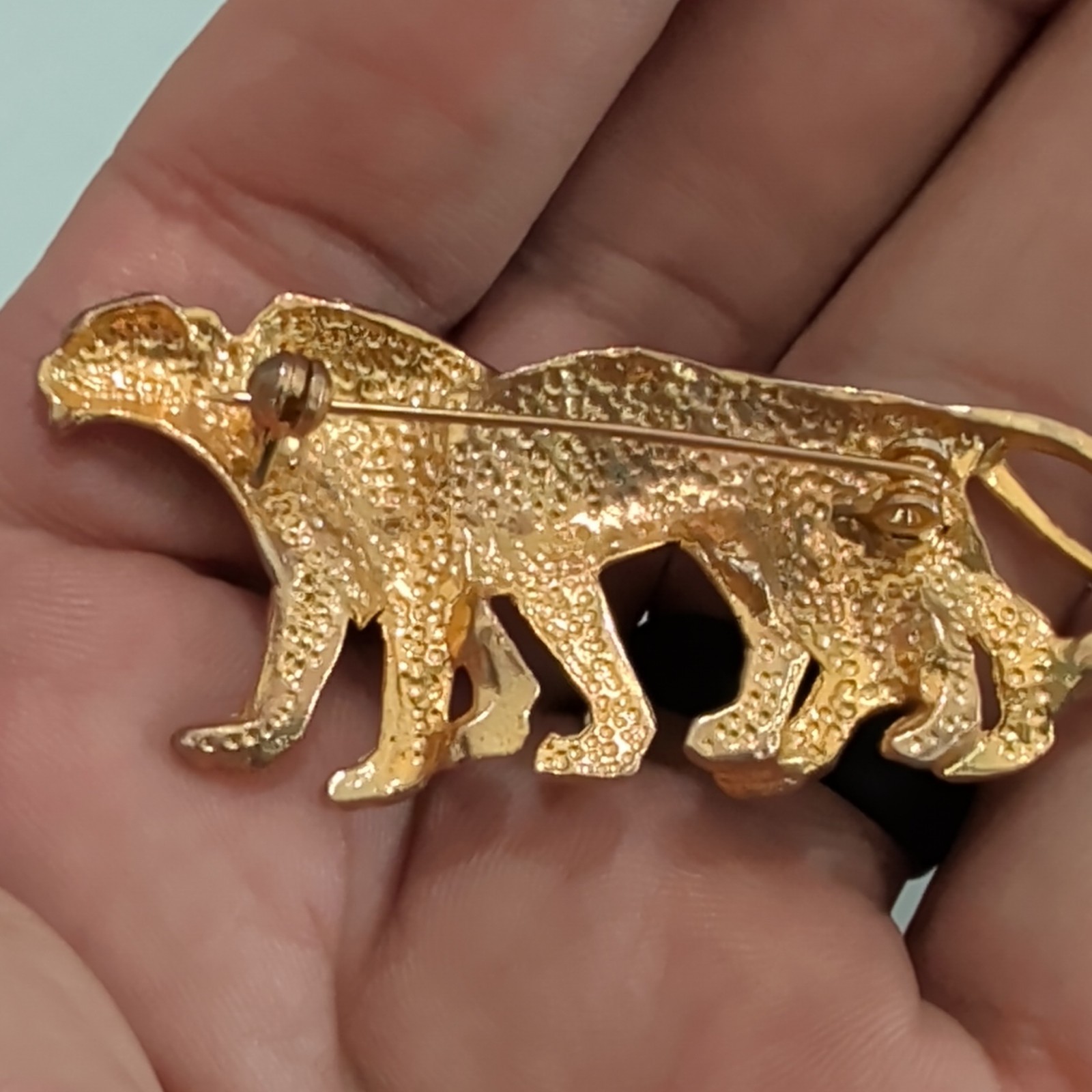 Gold Tone Textured Leopard Animal Metal Brooch Pin, No Stones
