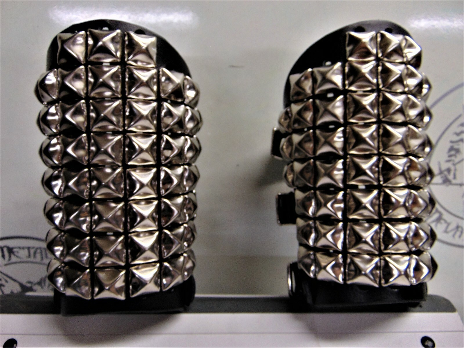 BLACK STUDDED LEATHER GAUNTLET. BLACK DEATH (MDLG0243)….. EXITER