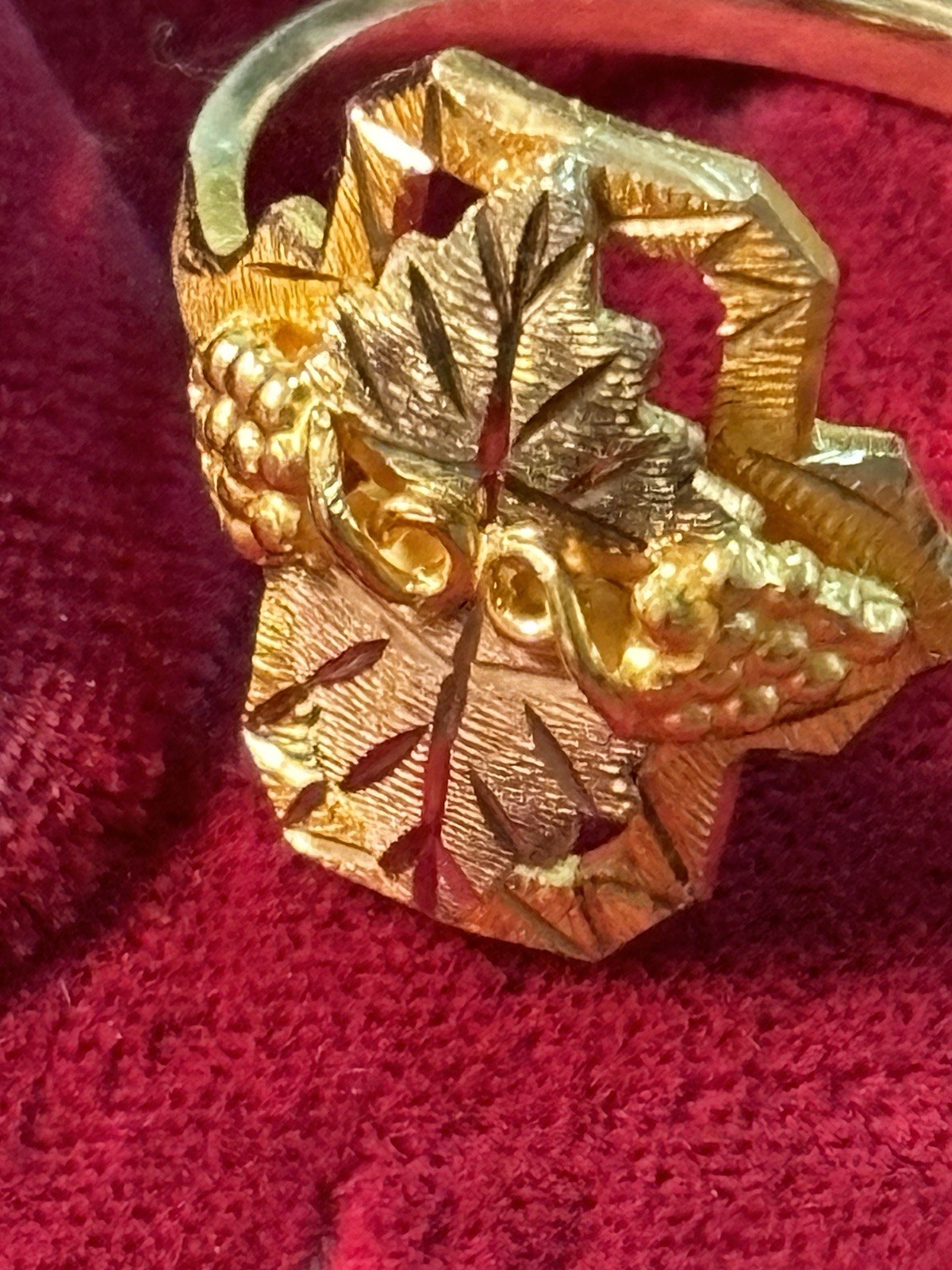 Landstrom’s 10K Solid Gold Black Hills Gold Ring size 7.25