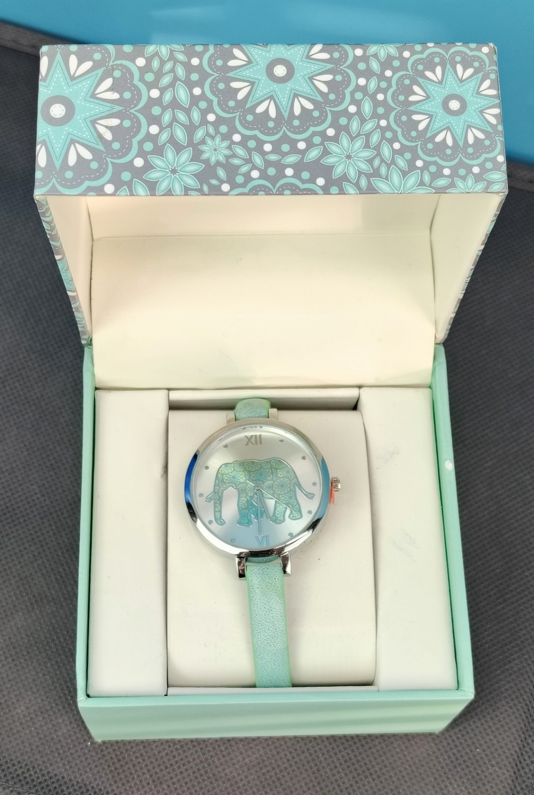 Jessica Carlyle Women’s Analog Watch With An Elephant On The Dial.