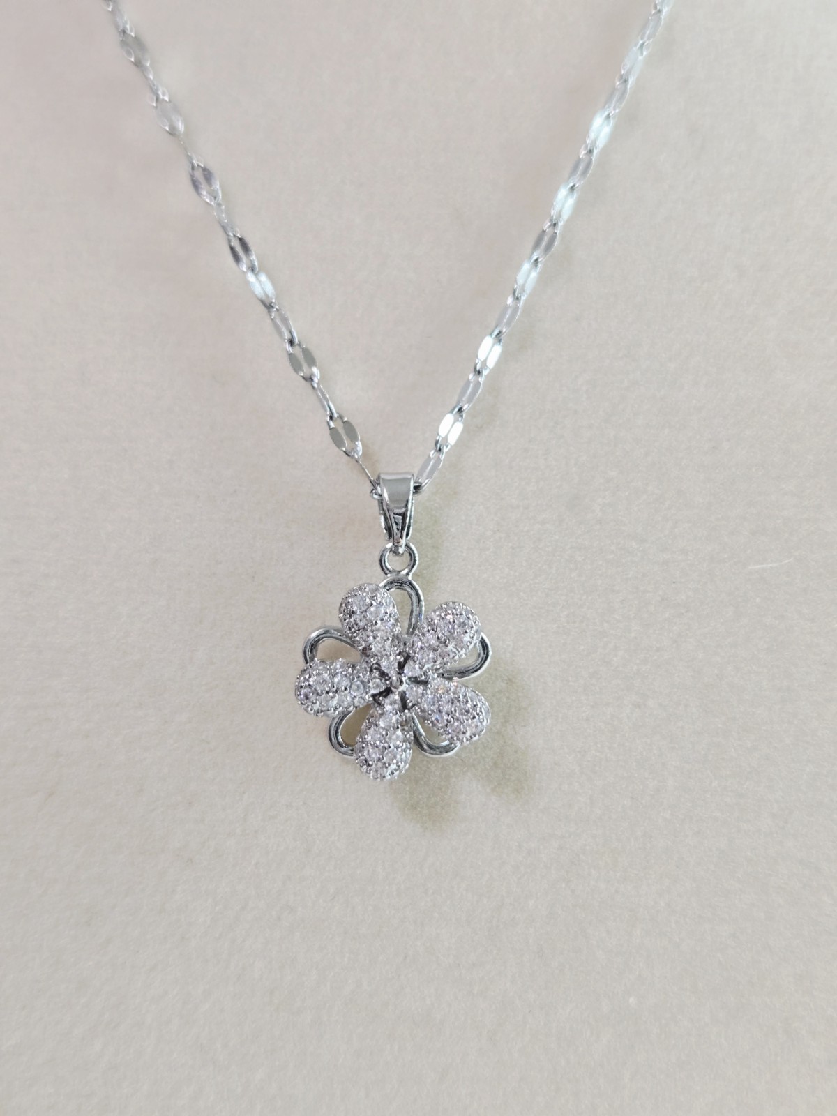 Stainless Steel Silver Tone Spinning Flower Pendant Neckalce