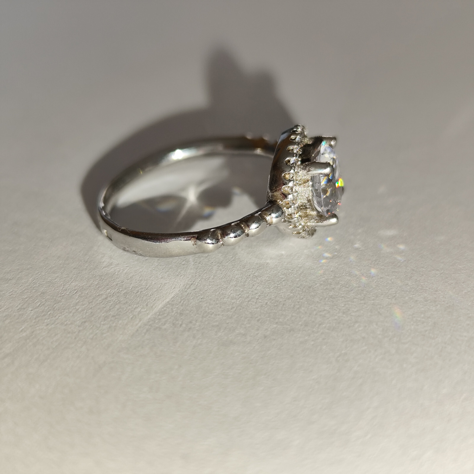 Silver ring size 52 with sparkling crystal in brilliant cut mint condition
