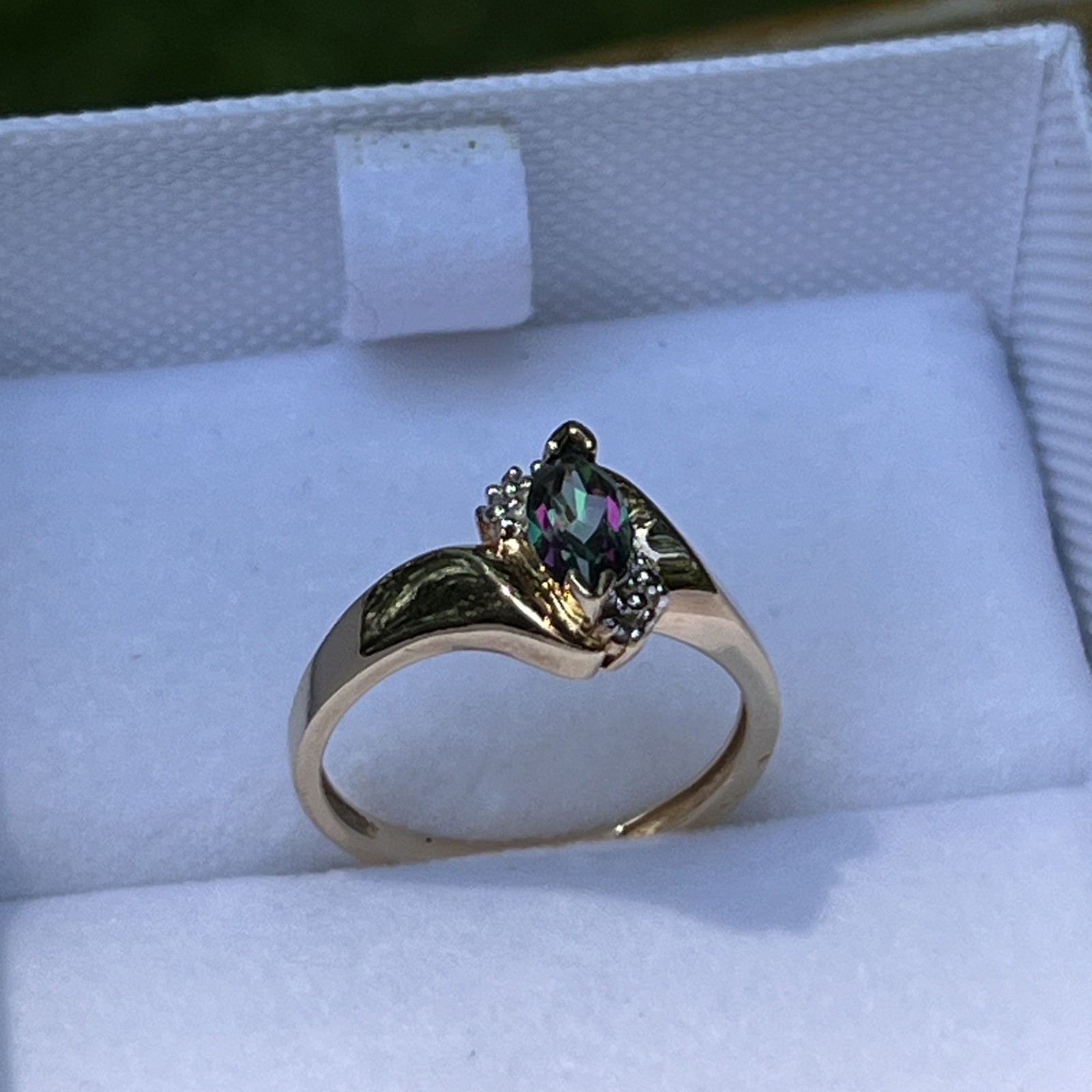 10k Solid Yellow Gold with Mystic Topaz Accent Ring Size 7; 2.4 grams, gorgeous