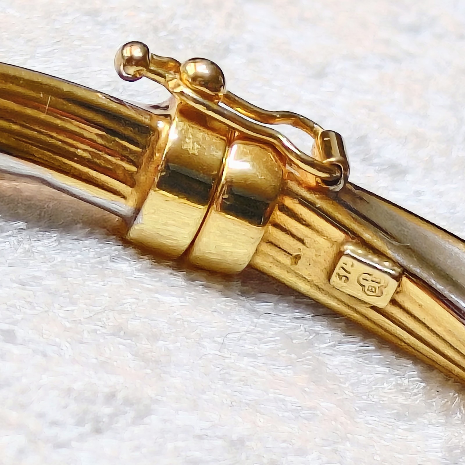 Stunning 9ct yellow & white gold twist hinged bangle with a locking clasp