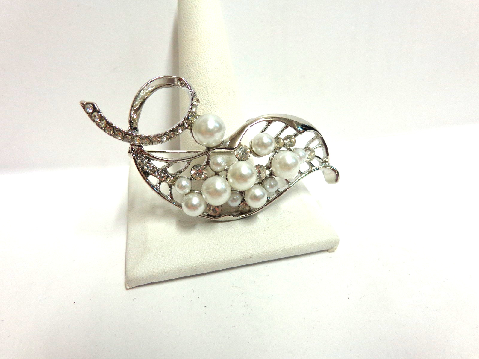 Vintage white metal pearl/crystal brooch leaf design sz 3.75 in lg wgt 13.4grs