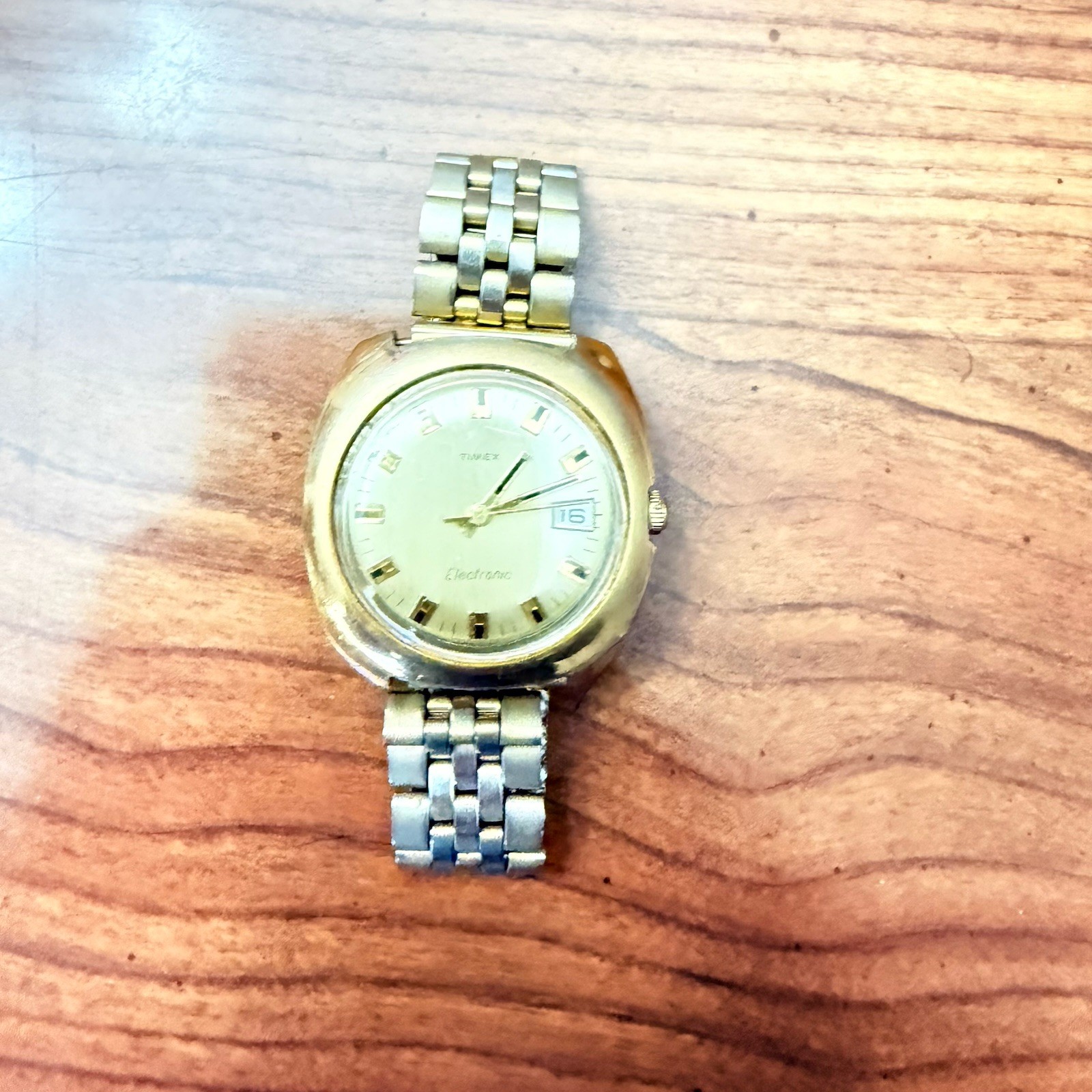 Vintage Timex Electric Dynabeat Day Date Watch Gold Color Needs Battery