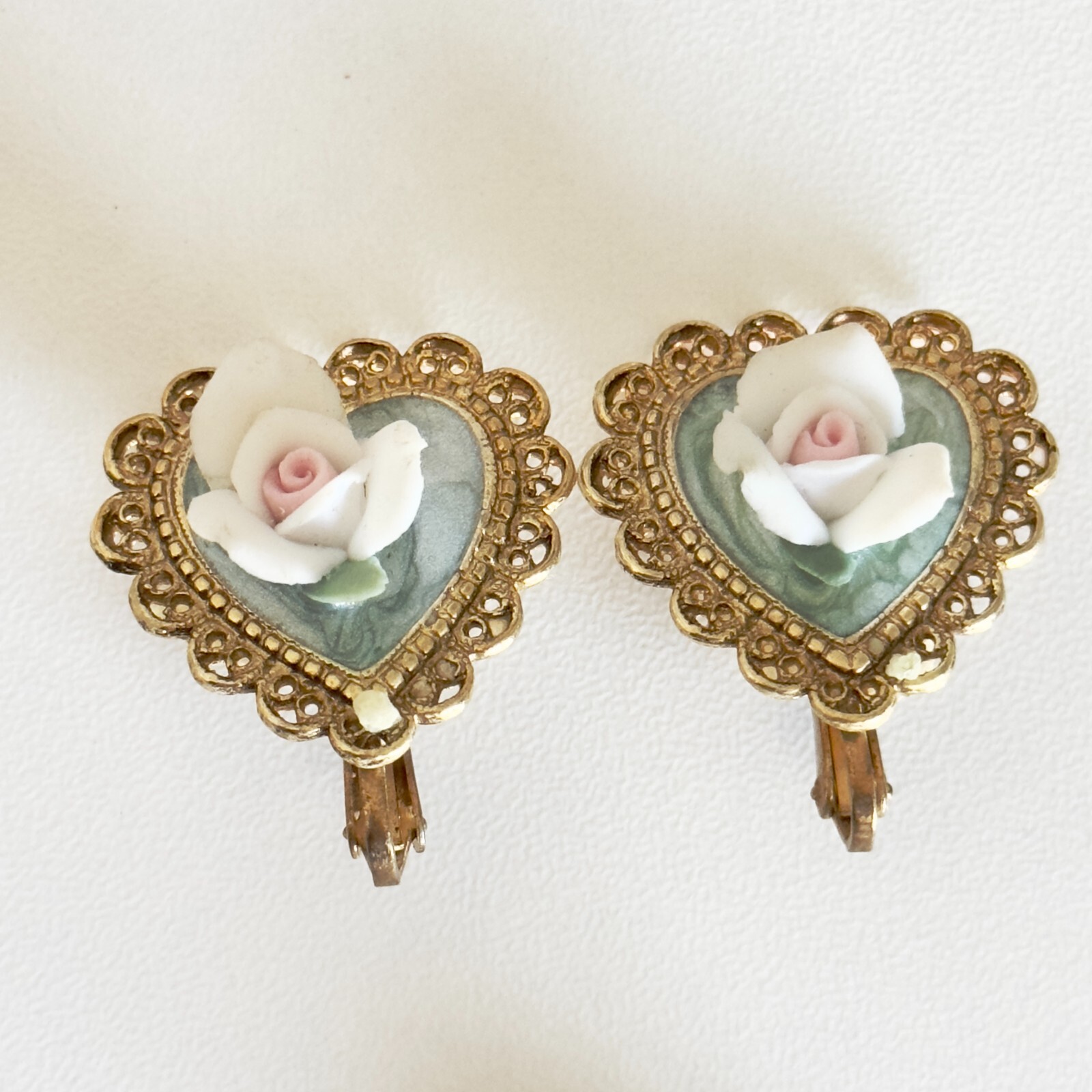 Vintage Green Enamel Ceramic Flower Gold Tone Heart Clip On Earrings Pendant Set