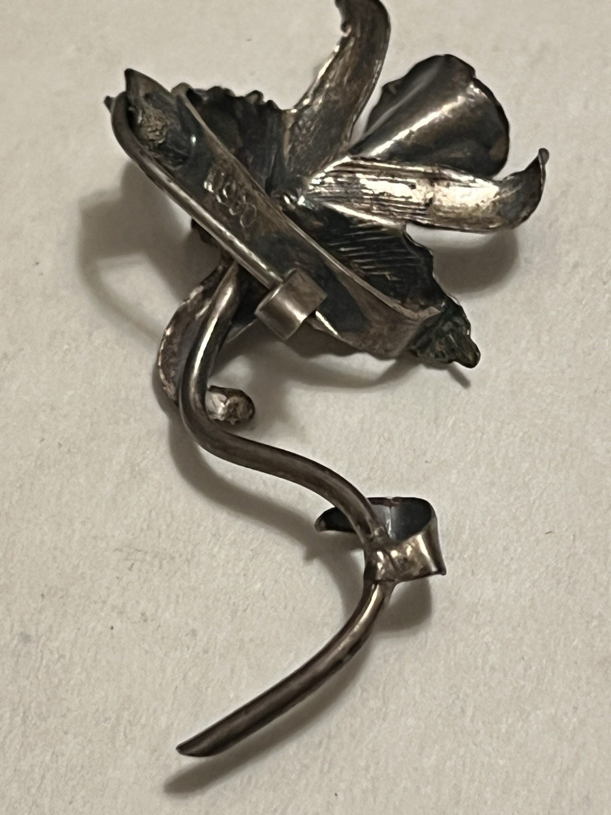 Vintage 1950s 3D orchid flower pin solid silver genuine, raw uncut green Emerald