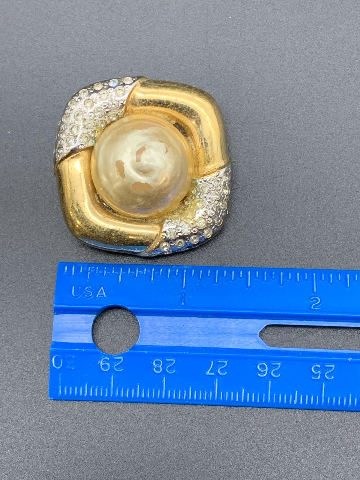 Vogue Bijoux Signed Gold Tone Clip-On Earrings Imitation Pearl (756)