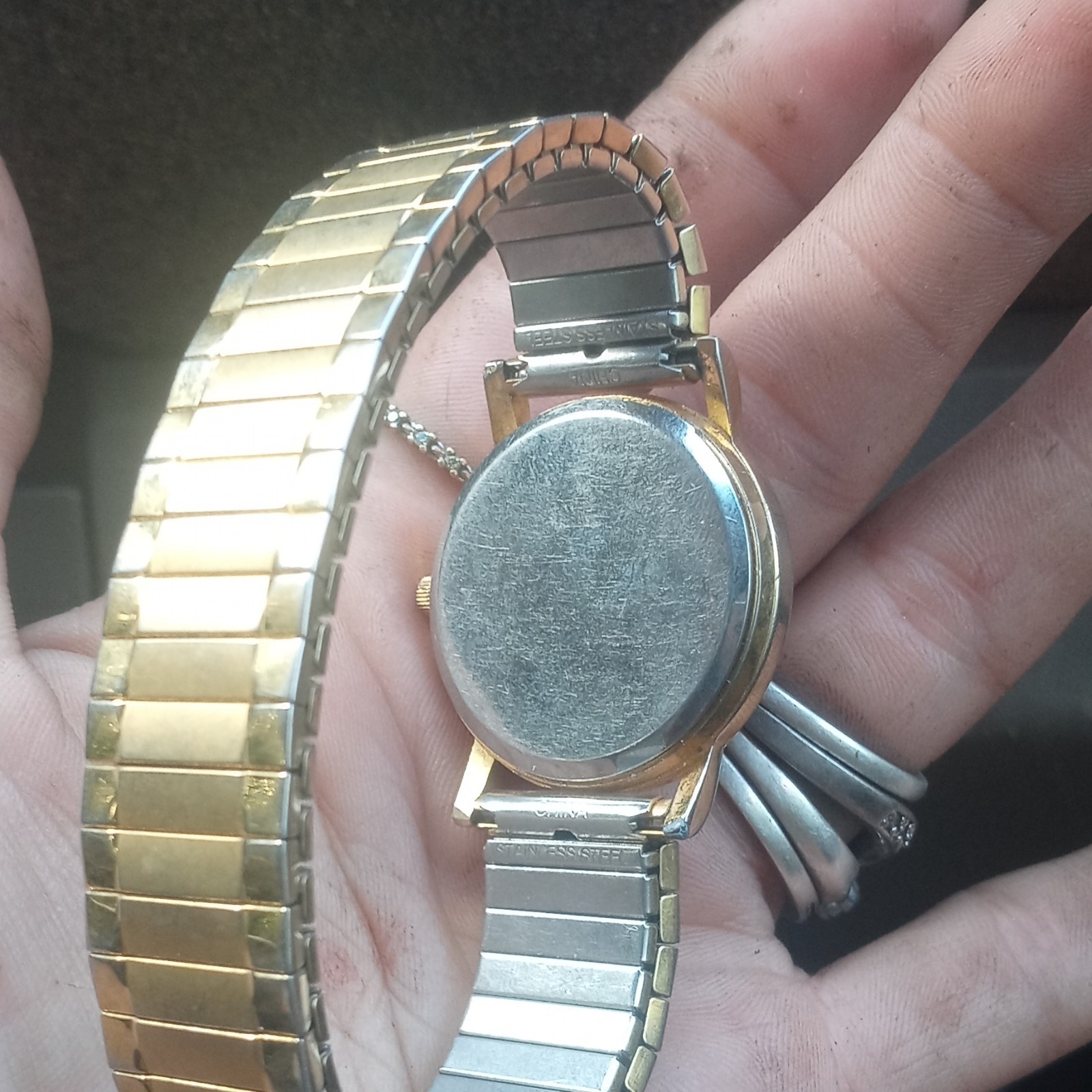 Gold Tone Analog Wristwatch White Dial Roman Numerals Metal Bracelet Round
