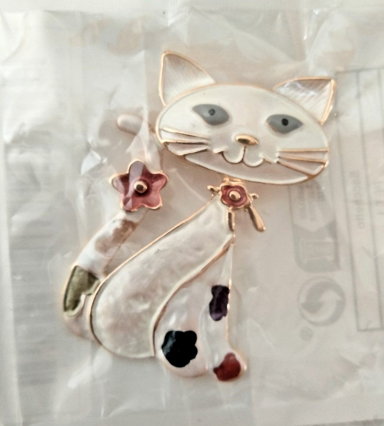White Cloisonne Cat Brooch (147 – 2318)