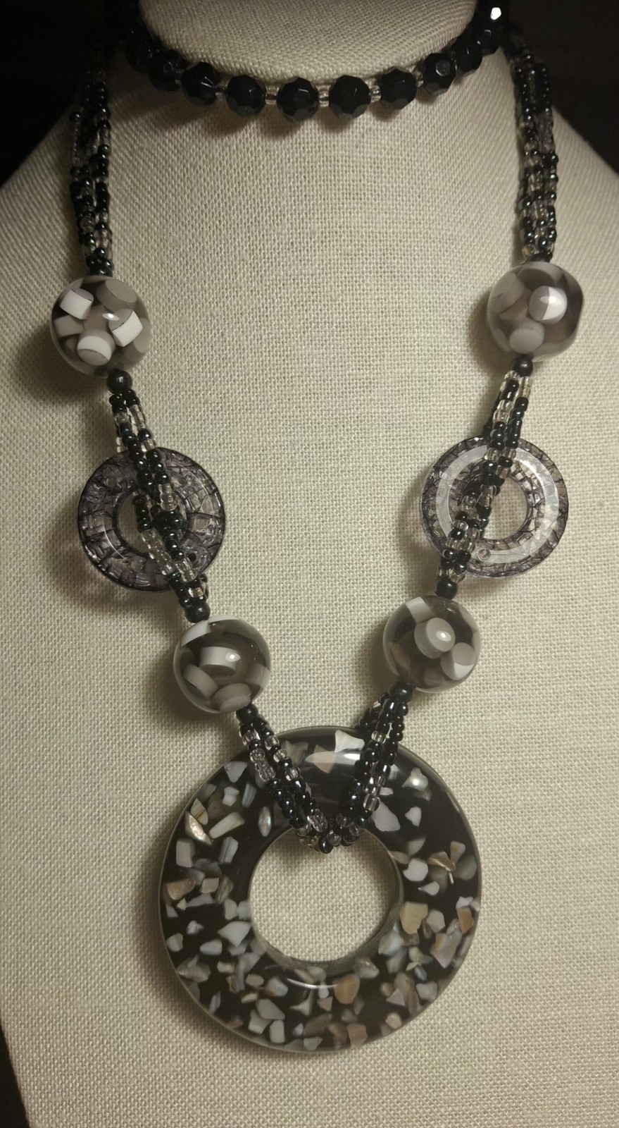 Pre-owned no brand pendant necklace with multi-beads, black, gray, white..MOP